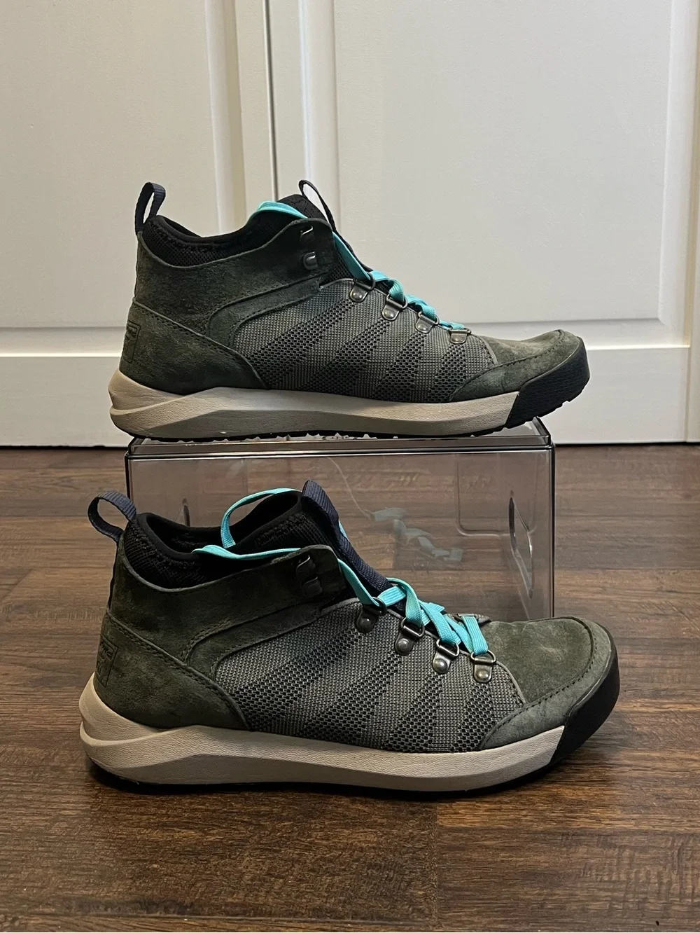 L.L. Bean Women's Hybrid Sneaker Green with Teal Accents Size Women’s 10